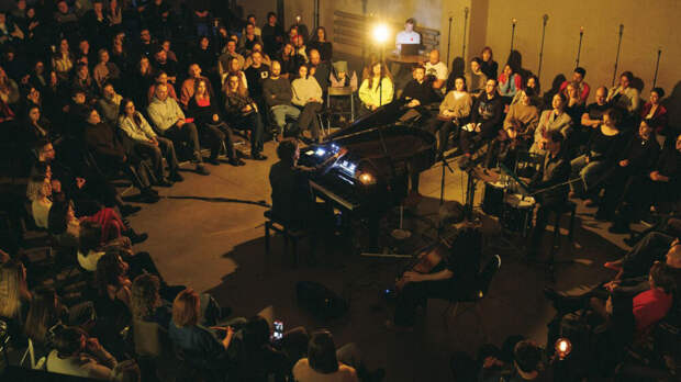 Дима Устинов выпустит фортепианный альбом Music for a really long walk и сыграет его в ДК «Рассвет»