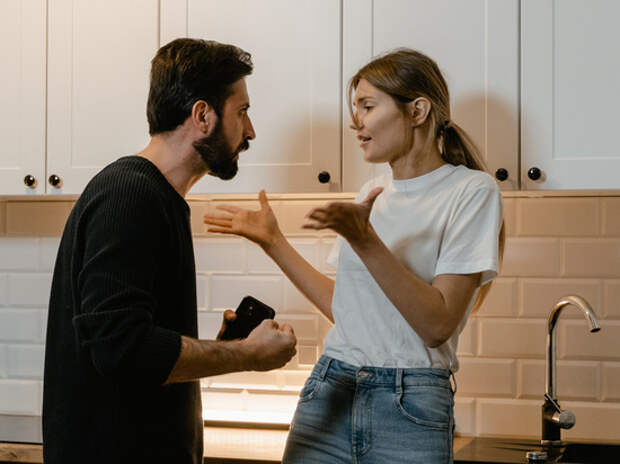 Два года за удар чашкой: юрист объяснил, что грозит распоясавшейся жене