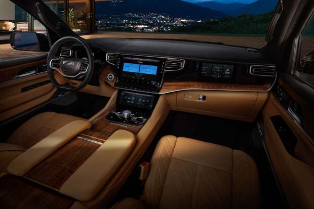 Land Cruiser пал в этом бою или Jeep Grand Wagoneer 2022