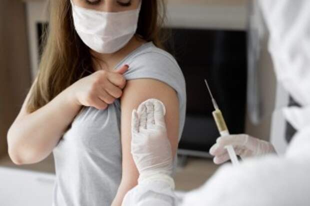 Россиянам за вакцинацию от коронавируса предложили выдавать премии и страховку