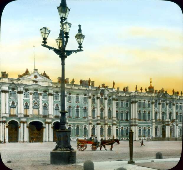 Санкт-Петербург. Эрмитаж (бывший Зимний дворец), вид на вход со стороны Дворцовой площади