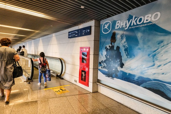 Полицейским пришлось перевозить пьяного чиновника на тележке во Внуково