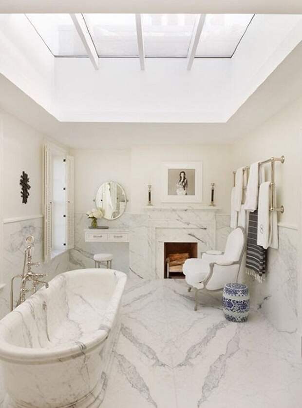 Красивый и незабываемый интерьер в ванной комнате создан благодаря оформлению её в мраморных текстурах.