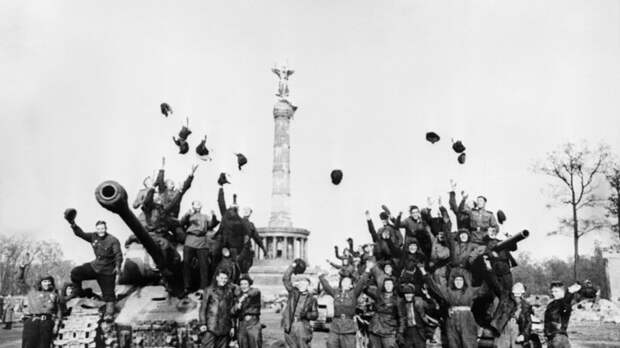 "Информационное гестапо не дремлет": Facebook проклинают после запрета русской Победы.