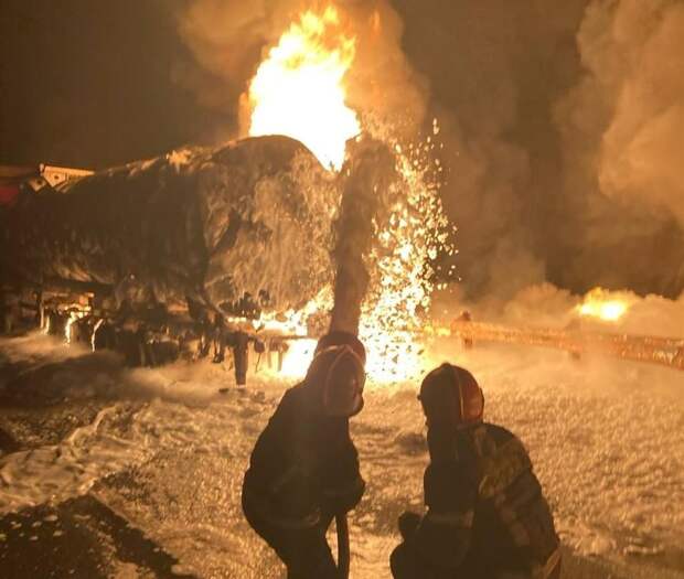 Фура загорелась в столкновении четырех большегрузов в Самарской области