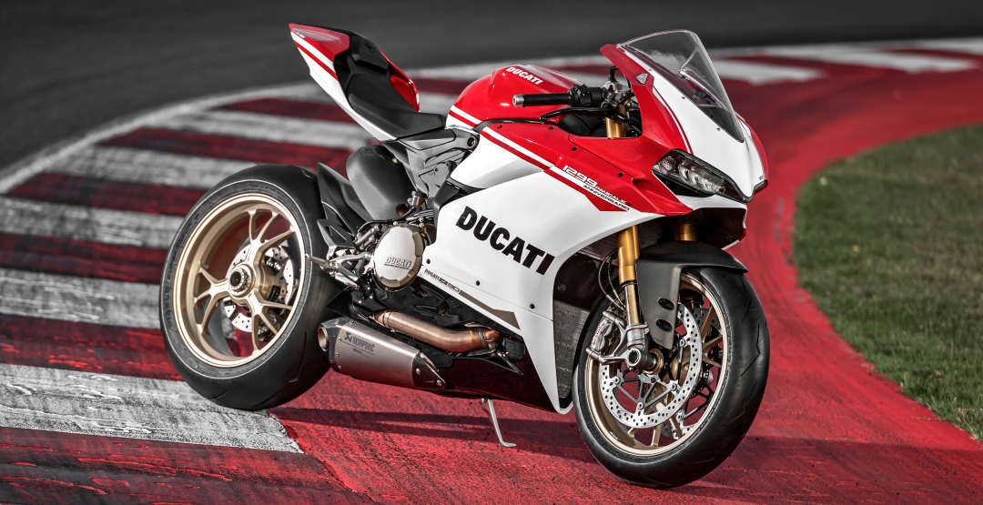 В Париж привезли юбилейный итальянский мотоцикл Ducati 1299 Panigale S Anniversario
