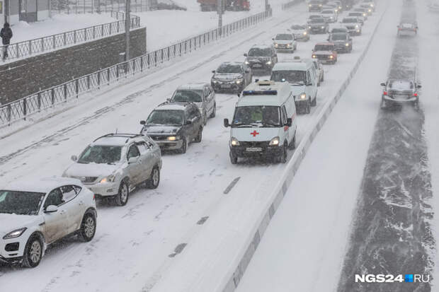 Красноярские водители встали в 9-балльные пробки из-за снегопада