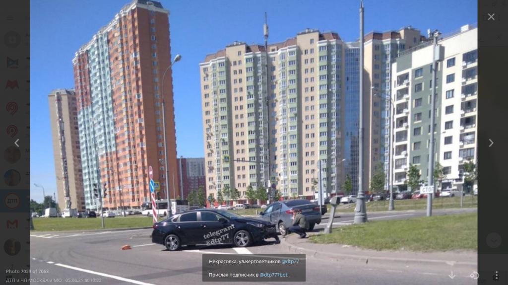 Водитель врезался в кузов припаркованного авто на Вертолетчиков