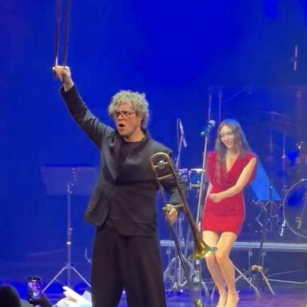 В сети восхитились тромбонистом на концерте Дмитрия Маликова словами «вызывайте пожарных»