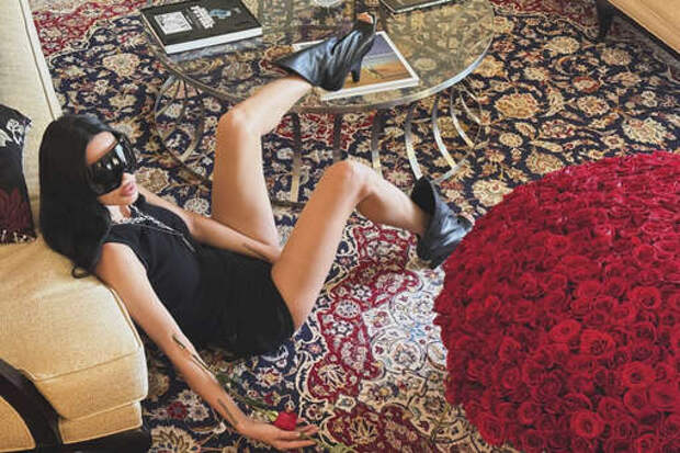 Блогерша Самойлова призналась, что сама покупала роскошные корзины с цветами