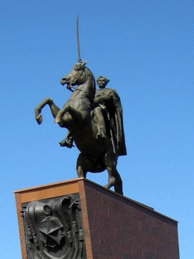 Памятник Чапаеву в Чебоксарах 