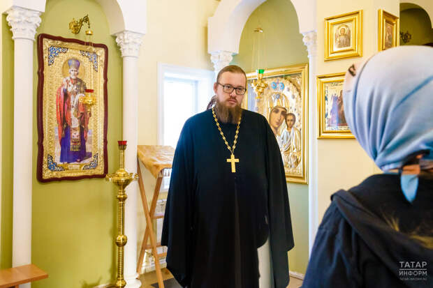 Можно ли на службе садиться, отвечать на телефон?: батюшка о том, как вести себя в храме