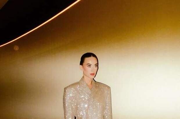 Певица Кэти Перри показала фигуру в сияющем золотом костюме