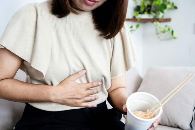 Названы требующие срочного обращения к врачу виды болей в животе