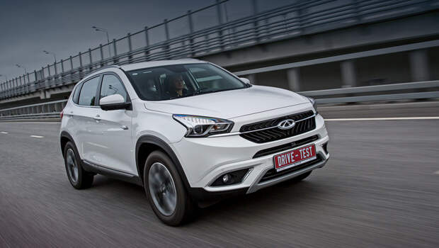 Chery tiggo 7. Самый доступный Tiggo 7 с турбомотором 1.5 (152 л.с.) и «механикой» стоит 1 199 900 рублей. За атмосферник 2.0 (122 л.с.) с вариатором придётся доплатить 80 тысяч. Тестовая двухлитровая машина в топ-версии Elite тянет на 1 369 900.