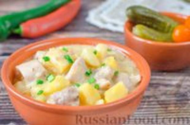 Фото к рецепту: Тушеная картошка с курицей в сырном соусе