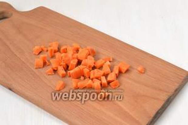 Морковь очистить и порезать мелким кубиком.