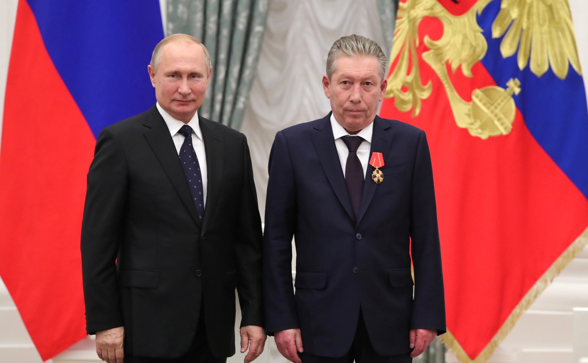 Президент России Владимир Путин и первый исполнительный вице-президент публичного акционерного общества "Нефтяная компания "ЛУКойл" Равиль Маганов (слева направо), награждённый орденом Александра Невского, во время церемонии вручения государственных наград РФ в Кремле. Фото © kremlin.ru