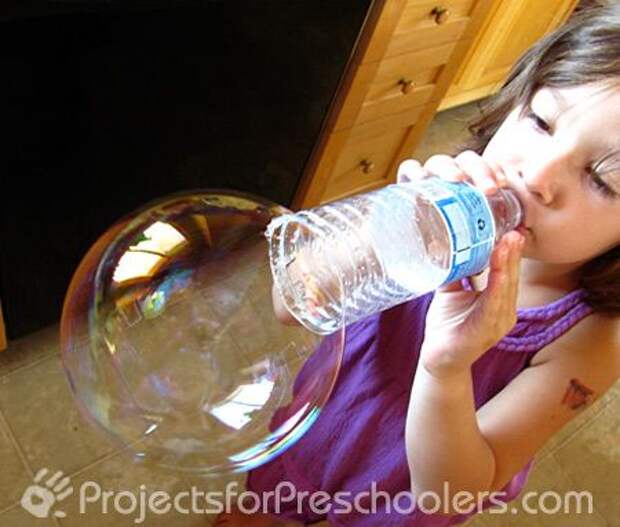 Большие мыльные пузыри - выдуваем с помощью пластиковых бутылок
