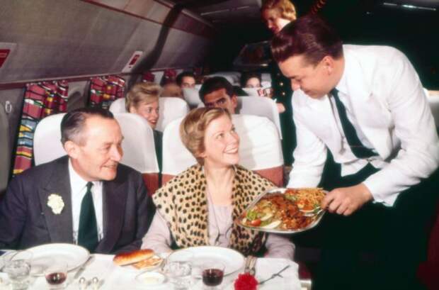 Первоклассное обслуживание пассажиров на борту Scandinavian Airlines в 1950 году.