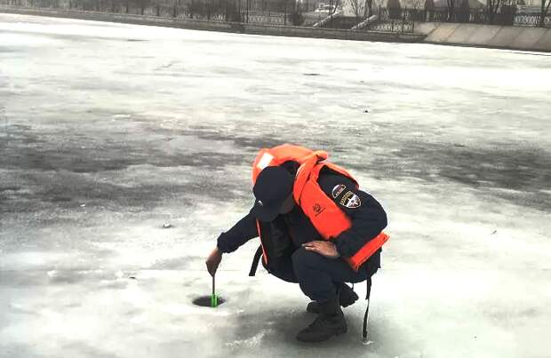 В Астрахани запрещен массовый выход на лед на Варвациевском канале и Лебедином озере