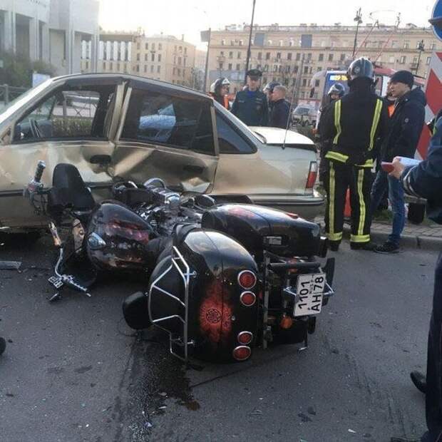Авария дня. Мотоциклист погиб напротив парка Победы в Петербурге