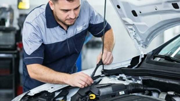 Обслуживание авто, ремонт / Изображение сгенерировано GigaChat от Сбера / amic.ru