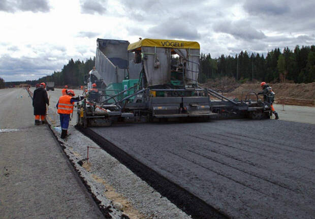 Строительство резиновой дороги в Польше. /Фото: klaxon.ru