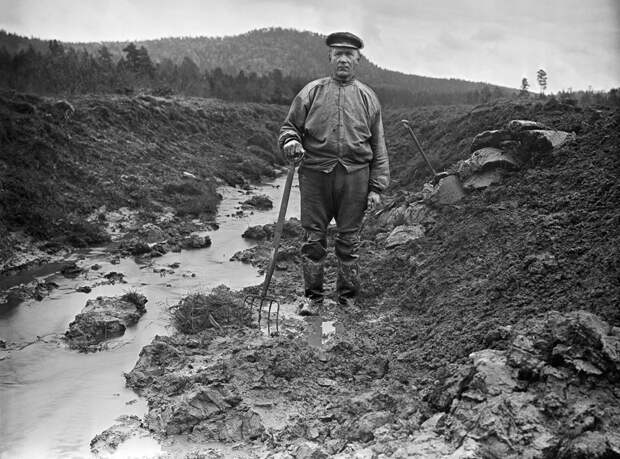 1922 год. Мужчина ищет артефакты на месте поселения каменного века в Калбекене  рунные камни, швеция