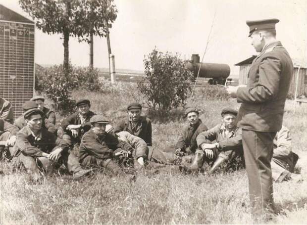 Bigpicture.ru Участковый милиционер опрашивает железнодорожников. Фото 60-х годов