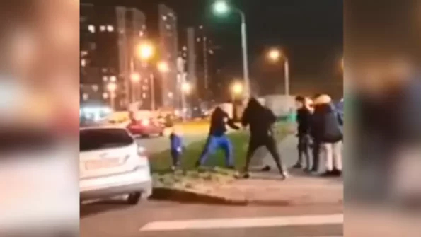 Кавказцы толпой набросились на москвича с ребёнком