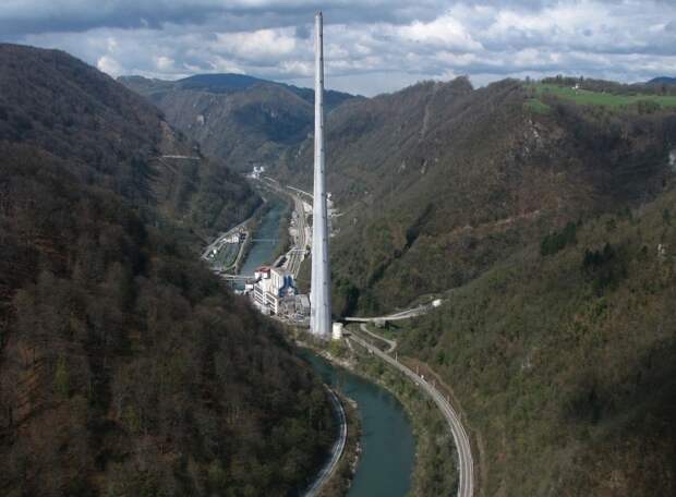 Самая высокая в Европе дымовая труба (12 фото)