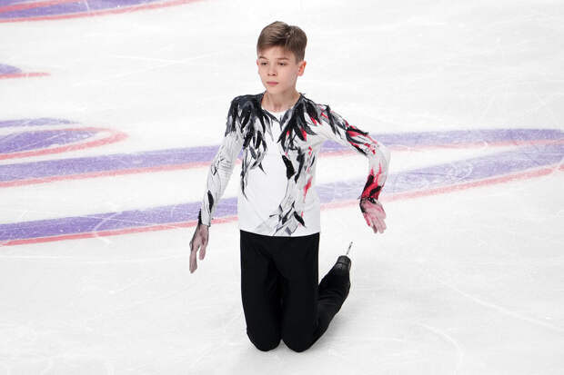 Лазарев лидирует после короткой программы в финале Гран-при России среди юниоров