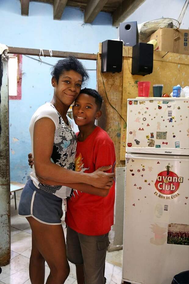 Вивиана вместе со своим сыном Че проживают в доме, расположенном в старой части Гаваны.