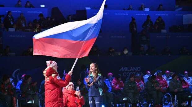 Российские спортсмены пронесли флаг РФ на церемонии закрытия Паралимпиады