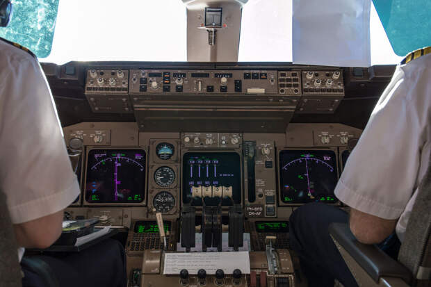 SHOT: самолет подал сигнал бедствия в небе над Красноярским краем