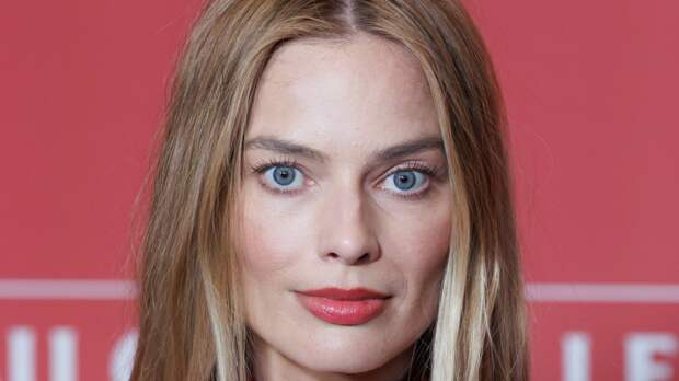 Актриса Марго Робби вышла в свет в платье с бархатным корсетом