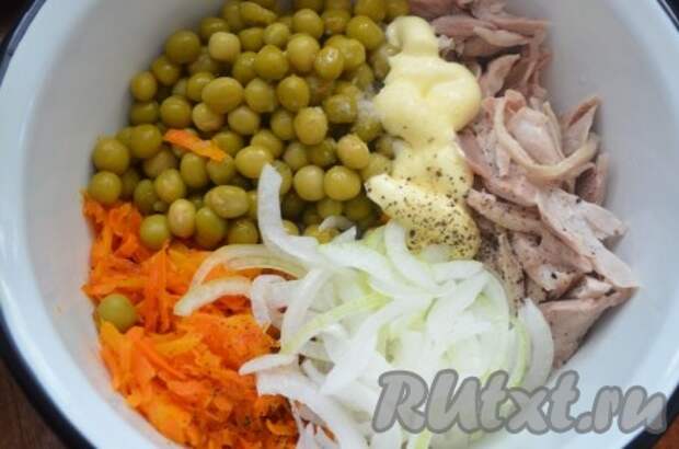 Сложить в миску курицу, лук, морковь, горошек, посолить и поперчить, заправить майонезом.  