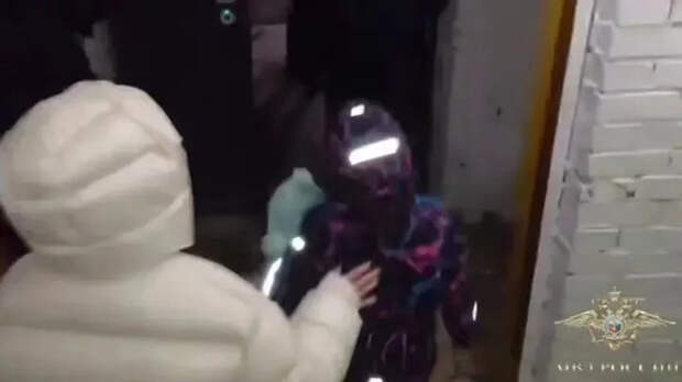 Почему похищенная в Смоленске девочка молчит: психиатр оценил видео