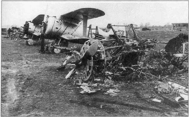 И-153 на одном из советских аэродромов, внезапно атакованных в самом начале войны / ©Wikimedia Commons