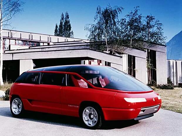 Минивэн Bertone с двигателем Lamborghini V12, опередивший свое время