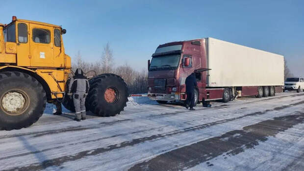 В Алтайском крае дорожники пришли на помощь водителю сломавшегося грузовика
