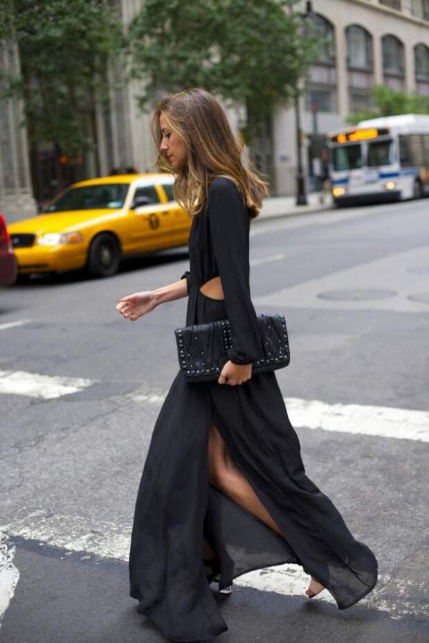 На фото: длинное черное платье с вырезом по бокам и глубоким декольте - тренд сезона.