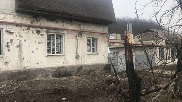 Разбитые машины и рухнувшие дома: фоторепортаж из центра Донецка