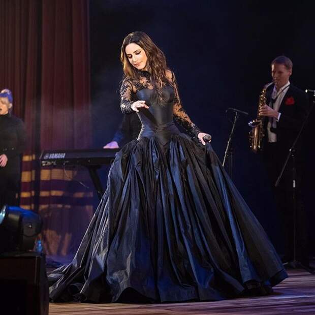 Как принцесса! 10 завораживающих вечерних образов от певицы Зары