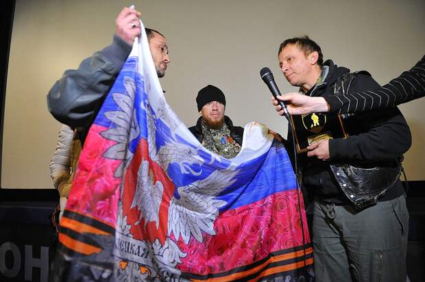 Арсений Павлов (в центре) с актёром Иваном Охлобыстиным в Донецке. Фото: Виктор ГУСЕЙНОВ