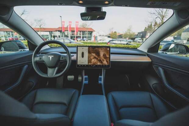 В США женщина родила в автомобиле Tesla, пока тот ехал в роддом на автопилоте