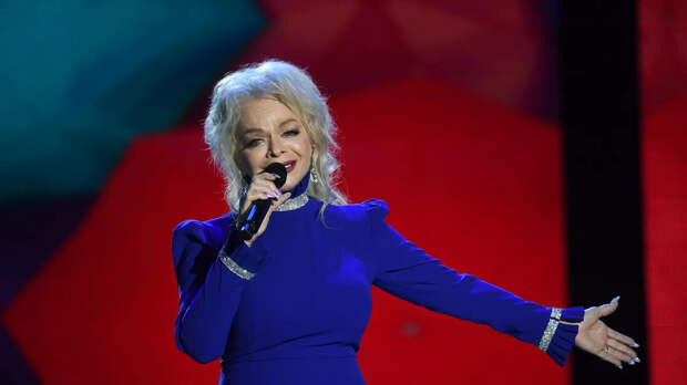 Лариса Долина едва сдержала слезы во время исполнения хита «Погода в доме»