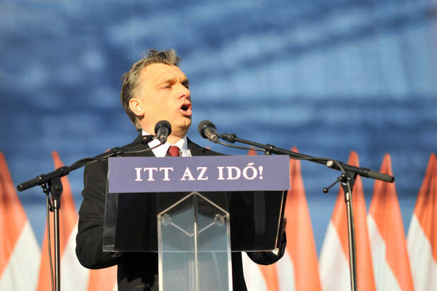 Премьер Венгрии Орбан жал гирю в костюме переды парламентскими выборами