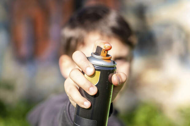 Юрист Караваев: за надписи на стенах могут оштрафовать